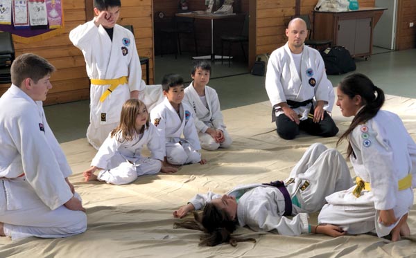 Kids learning Judo Immobilisation